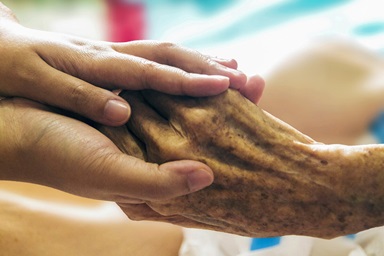 La Escuela de Teología Iliff de Denver ofrece el curso Fundamentos del Cuidado Funerario, el cual marca el inicio de un nuevo programa de certificación para ayudar a los/as cuidadores/as a brindar un mejor consuelo a las personas moribundas y a sus seres queridos. Se considera la primera oferta de este tipo en un seminario. Iliff es una de las 13 escuelas teológicas metodistas unidas de Estados Unidos. Foto de truthseeker08, cortesía de Pixabay. La Escuela de Teología Iliff de Denver ofrece el curso Fundamentos del Cuidado Funerario, el cual marca el inicio de un nuevo programa de certificación para ayudar a los/as cuidadores/as a brindar un mejor consuelo a las personas moribundas y a sus seres queridos. Se considera la primera oferta de este tipo en un seminario. Iliff es una de las 13 escuelas teológicas metodistas unidas de Estados Unidos. Foto de truthseeker08, cortesía de Pixabay.