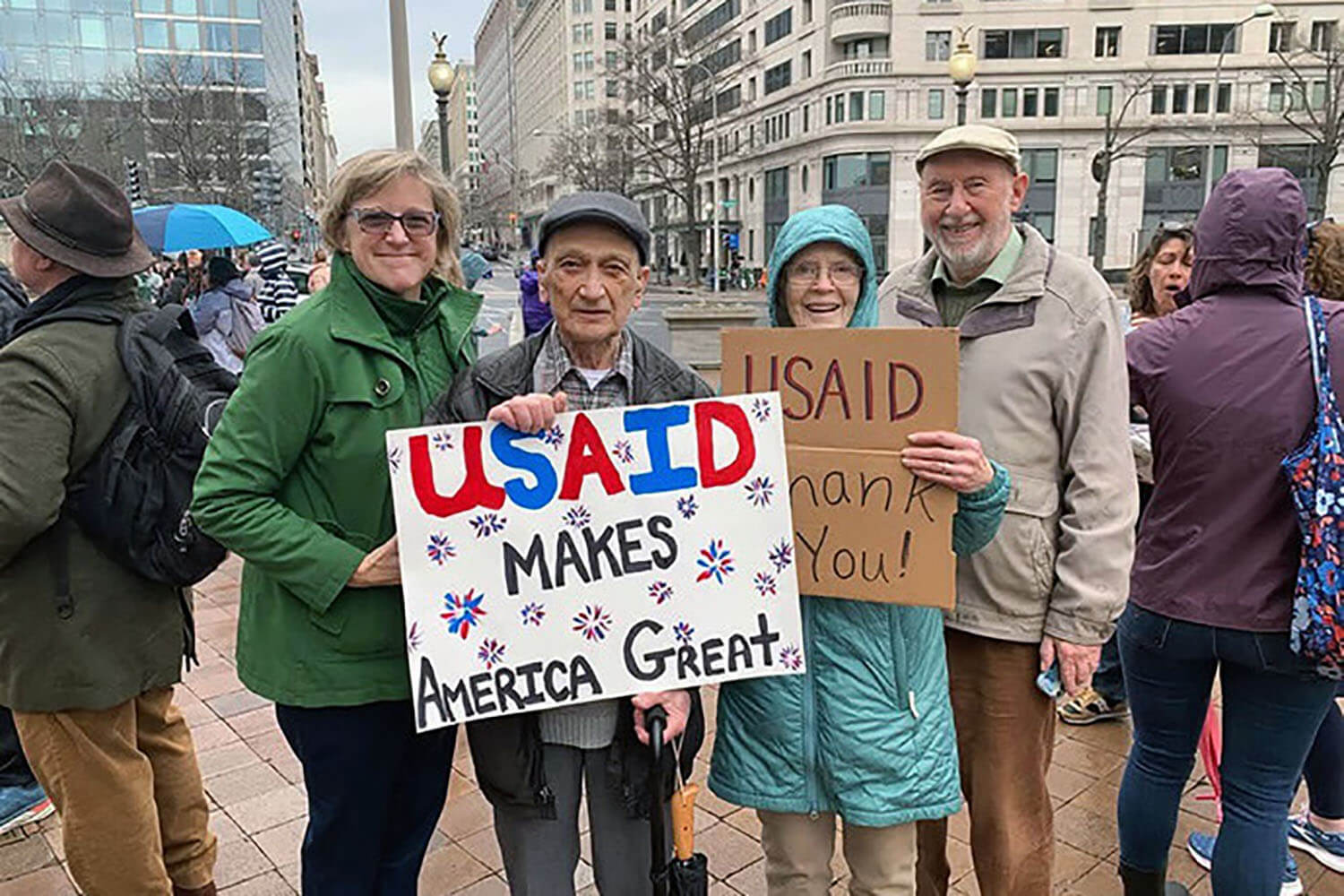 A la izquierda la Revda. Stephanie Vader, pastora principal de la Iglesia Metodista Unida de Capitol Hill, junto a sus feligreses/as durante una protesta en apoyo a la Agencia de los Estados Unidos para el Desarrollo Internacional (USAID por sus siglas en ingles). USAID que establecida por el Congreso para distribuir la ayuda exterior estadounidense, está siendo desmantelada por la administración Trump sin la intervención del Congreso. Vader hizo el cartel que dice "USAID hace grande a Estados Unidos" y dijo que un feligrés que trabajó con la agencia está muy preocupado por la posibilidad de que la suspensión de los fondos y el trabajo de la agencia cueste vidas en el continente africano. Foto cortesía de la Revda.Stephanie Vader, Iglesia Metodista Unida de Capitol Hill.