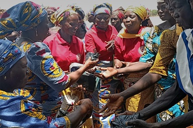 Alice Samuel (deuxième à partir de la gauche), Coordinatrice des Femmes de la Conférence du Nord du Nigeria, distribue de la nourriture lors d'une action de proximité dans le village de Yapilo, dans le District de Chonge de la partie du Gouvernement Local de Shongom, dans l'État de Gombe, le 29 mars. En plus de fournir des secours et des services médicaux gratuits, les Femmes ont prêché l'Évangile et animé des séances de prière dans la communauté. Photo par Ibrahim Babangida, UM News.  Alice Samuel (deuxième à partir de la gauche), Coordinatrice des Femmes de la Conférence du Nord du Nigeria, distribue de la nourriture lors d'une action de proximité dans le village de Yapilo, dans le District de Chonge de la partie du Gouvernement Local de Shongom, dans l'État de Gombe, le 29 mars. En plus de fournir des secours et des services médicaux gratuits, les Femmes ont prêché l'Évangile et animé des séances de prière dans la communauté. Photo par Ibrahim Babangida, UM News.