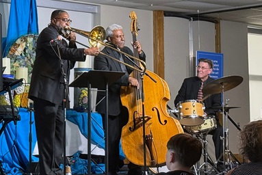 O John Henry Ensemble, liderado pelo Rev. John Henry no trombone (à esquerda), toca um concerto de jazz na noite de 5 de abril durante a Conferência da Paz em Lake Junaluska, Carolina do Norte. Henry, pastor metodista unido e diretor do programa de música da Universidade A&T em Greensboro, Carolina do Norte, também cantou e tocou trombone durante o culto da conferência. Foto de Crystal Caviness, Comunicações Metodistas Unidas. O John Henry Ensemble, liderado pelo Rev. John Henry no trombone (à esquerda), toca um concerto de jazz na noite de 5 de abril durante a Conferência da Paz em Lake Junaluska, Carolina do Norte. Henry, pastor metodista unido e diretor do programa de música da Universidade A&T em Greensboro, Carolina do Norte, também cantou e tocou trombone durante o culto da conferência. Foto de Crystal Caviness, Comunicações Metodistas Unidas.