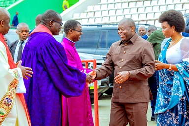 Les Évêques Daniel Wandabula (à gauche en robe violette) et Emmanuel Sinzohagera accueillent le président du Burundi Evariste Ndayishimiye et la première dame Angeline Ndayishimaye lors de la célébration d'installation au stade Ingoma à Gitega, au Burundi, le 29 mars. Plus de 4 000 personnes se sont rassemblées pour célébrer l'installation de Sinzohagera en tant qu'Évêque Méthodiste Uni dans la nouvelle Conférence Centrale d'Afrique de l'Est. Il dirigera la Région Épiscopale Burundi-Rwanda et sera le président de la Conférence Centrale. Photo par Priscilla Muzerengwa, United Methodist Communications. Les Évêques Daniel Wandabula (à gauche en robe violette) et Emmanuel Sinzohagera accueillent le président du Burundi Evariste Ndayishimiye et la première dame Angeline Ndayishimaye lors de la célébration d'installation au stade Ingoma à Gitega, au Burundi, le 29 mars. Plus de 4 000 personnes se sont rassemblées pour célébrer l'installation de Sinzohagera en tant qu'Évêque Méthodiste Uni dans la nouvelle Conférence Centrale d'Afrique de l'Est. Il dirigera la Région Épiscopale Burundi-Rwanda et sera le président de la Conférence Centrale. Photo par Priscilla Muzerengwa, United Methodist Communications.