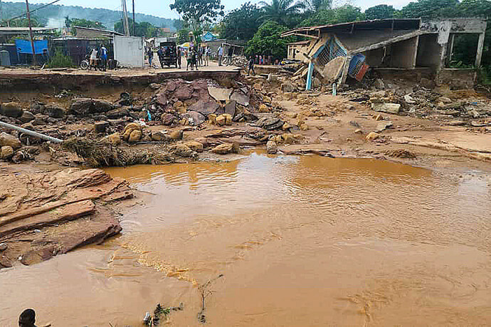 Les débris de ce qui était un pont sur la rivière Ndjili sont visibles à la suite de graves inondations à Kinshasa, au Congo. Le pont ayant été emporté, les fidèles sont incapables d'atteindre l'Église Méthodiste Unie Lemba Imbu, qui a également été endommagée par les eaux de crue suite aux pluies torrentielles du 5 avril. Photo par le Révérend Fiston Okito, UM News.