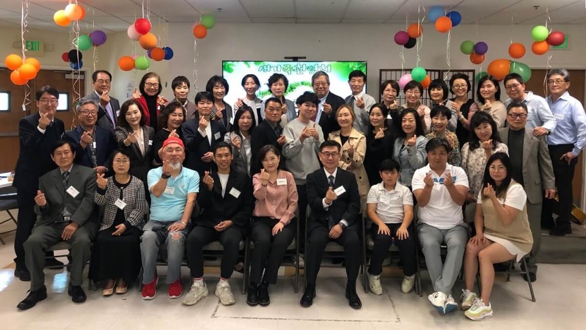 지난해 4월 21일, 로스펠리즈 연합감리교회에서는 21명의 새 교우가 입교식을 가졌다. 사진은 입교식 후 열린 환영식 모습. 사진 제공, 로스펠리즈 연합감리교회. 지난해 4월 21일, 로스펠리즈 연합감리교회에서는 21명의 새 교우가 입교식을 가졌다. 사진은 입교식 후 열린 환영식 모습. 사진 제공, 로스펠리즈 연합감리교회.