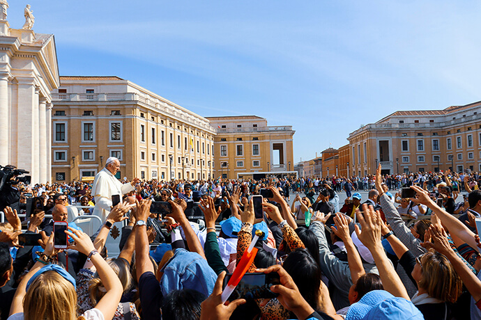 Une foule de personnes accueille le Pape François devant la Basilique Saint-Pierre dans la Cité du Vatican en 2019. Photo d'archive par Photo d'Ágatha Depiné, avec l'autorisation de Unsplash.com.