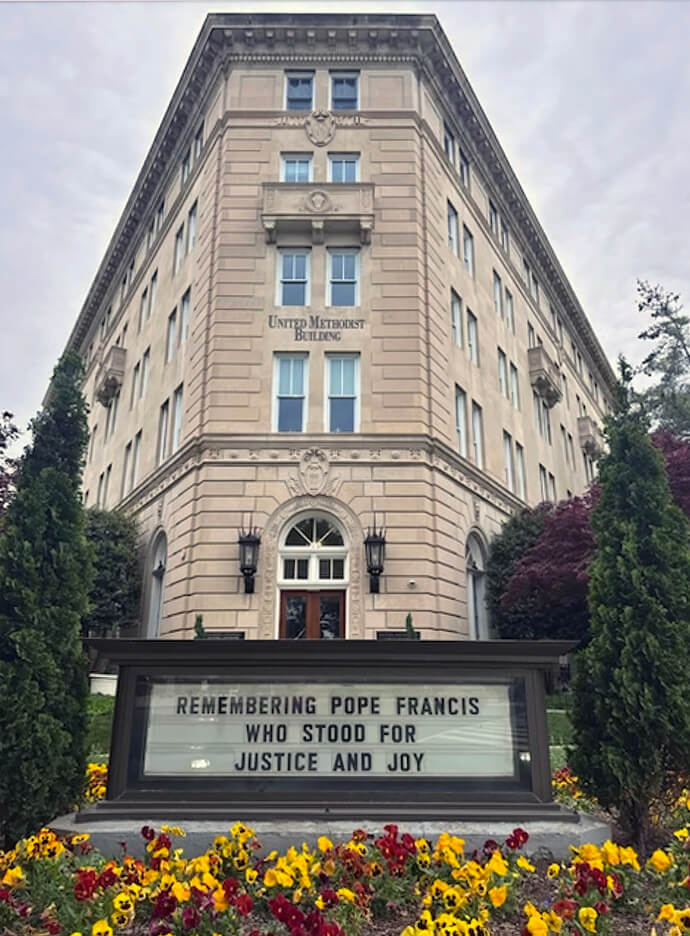 La marquise située près de l'entrée du United Methodist Building à Washington, D.C., rend hommage au Pape François, décédé le 21 avril à l'âge de 88 ans. Le bâtiment abrite les Bureaux d’United Methodist Board of Church and Society, d'autres agences de l'Église et plusieurs groupes Œcuméniques. Photo avec l'aimable autorisation de Jeffrey Corey, United Methodist Board of Church and Society.