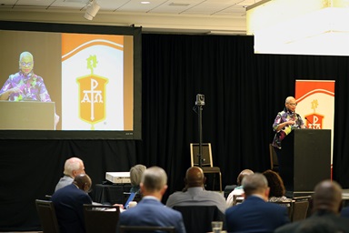 Dans son discours présidentiel, la présidente du Conseil des Évêques, Tracy S. Malone, souligne les défis auxquels sont confrontés les Méthodistes Unis, notamment la nécessité de se reconstruire après les désaffiliations d'églises et de faire face à la montée de la cruauté et à l'érosion des droits de l'homme. Malone, qui dirige également la Conférence de l'Indiana, s'adressait aux évêques réunis à Chicago cette semaine. Photo de Paul Gómez, United Methodist Communications. Dans son discours présidentiel, la présidente du Conseil des Évêques, Tracy S. Malone, souligne les défis auxquels sont confrontés les Méthodistes Unis, notamment la nécessité de se reconstruire après les désaffiliations d'églises et de faire face à la montée de la cruauté et à l'érosion des droits de l'homme. Malone, qui dirige également la Conférence de l'Indiana, s'adressait aux évêques réunis à Chicago cette semaine. Photo de Paul Gómez, United Methodist Communications.