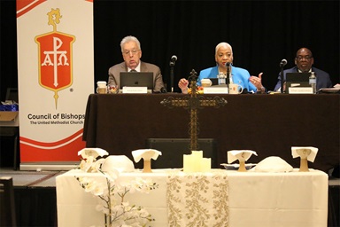 La Présidente du Conseil des Evêques, Tracy S. Malone (au centre), qui dirige également la Conférence de l'Indiana, s'adresse à ses Confrères Evêques et aux téléspectateurs le 2 mai, dernier jour de la réunion de printemps du Conseil des Evêques 2025 à Chicago. Les Evêques ont publié une déclaration à la fin de la journée pour tenter d'apaiser les inquiétudes concernant la décision du Conseil Judiciaire sur les mariages entre personnes de même sexe. Assis à côté de M. Malone, à partir de la gauche, Mgr Ruben Saenz Jr, Président désigné de la Conférence Horizon Texas, et Mgr L. Jonathan Holston, Secrétaire. Mgr Holston dirige les conférences de l'Alabama, de la Floride Occidentale et de l'Alabama du Nord. Photo de Rick Wolcott, Conseil des Évêques. La Présidente du Conseil des Evêques, Tracy S. Malone (au centre), qui dirige également la Conférence de l'Indiana, s'adresse à ses Confrères Evêques et aux téléspectateurs le 2 mai, dernier jour de la réunion de printemps du Conseil des Evêques 2025 à Chicago. Les Evêques ont publié une déclaration à la fin de la journée pour tenter d'apaiser les inquiétudes concernant la décision du Conseil Judiciaire sur les mariages entre personnes de même sexe. Assis à côté de M. Malone, à partir de la gauche, Mgr Ruben Saenz Jr, Président désigné de la Conférence Horizon Texas, et Mgr L. Jonathan Holston, Secrétaire. Mgr Holston dirige les conférences de l'Alabama, de la Floride Occidentale et de l'Alabama du Nord. Photo de Rick Wolcott, Conseil des Évêques.