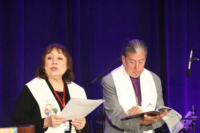 Los/as obispos/as Minerva G. Carcaño y David Wilson dirigen el servicio inaugural de la cumbre de inmigración de la GCORR. Foto de David Burke. Los/as obispos/as Minerva G. Carcaño y David Wilson dirigen el servicio inaugural de la cumbre de inmigración de la GCORR. Foto de David Burke.