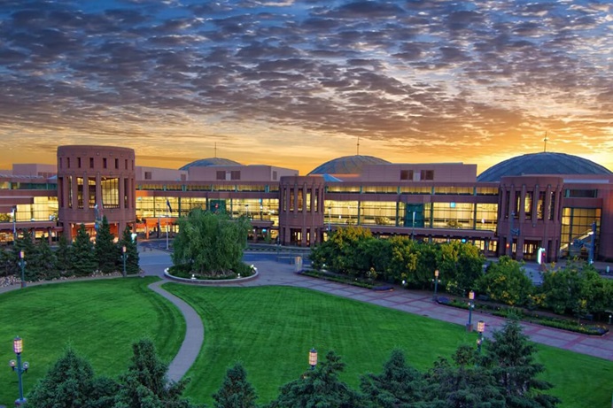 El Centro de Convenciones de Minneapolis se encuentra en el centro de Minneapolis, Minnesota. Los organizadores de la Iglesia Metodista Unida planean mantener la ubicación original de la Conferencia General de 2020, pospuesta debido a la COVID-19, eligiendo Minneapolis como sede de la próxima asamblea legislativa, programada del 8 al 18 de mayo de 2028. Foto de Dan Anderson, cortesía de Meet Minneapolis (www.minneapolis.org). El Centro de Convenciones de Minneapolis se encuentra en el centro de Minneapolis, Minnesota. Los organizadores de la Iglesia Metodista Unida planean mantener la ubicación original de la Conferencia General de 2020, pospuesta debido a la COVID-19, eligiendo Minneapolis como sede de la próxima asamblea legislativa, programada del 8 al 18 de mayo de 2028. Foto de Dan Anderson, cortesía de Meet Minneapolis (www.minneapolis.org).