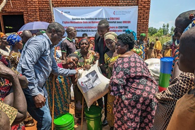 Patrick Abro (à gauche), missionnaire Méthodiste Uni occupant le poste de responsable des opérations sanitaires au sein de la Conférence du Burundi, et le révérend Cimpaye Valentine (à droite), surintendant du district de Bujumbura, remettent un sac de riz à des survivants des inondations à Cibitoke, au Burundi. Grâce au soutien financier du Comité Méthodiste Uni pour le Secours, l'Église a aidé 140 foyers touchés par les graves inondations qui ont frappé le district. Photo de Jérôme Ndayisenga, UM News. Patrick Abro (à gauche), missionnaire Méthodiste Uni occupant le poste de responsable des opérations sanitaires au sein de la Conférence du Burundi, et le révérend Cimpaye Valentine (à droite), surintendant du district de Bujumbura, remettent un sac de riz à des survivants des inondations à Cibitoke, au Burundi. Grâce au soutien financier du Comité Méthodiste Uni pour le Secours, l'Église a aidé 140 foyers touchés par les graves inondations qui ont frappé le district. Photo de Jérôme Ndayisenga, UM News.