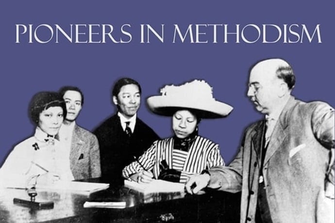 클라라 엘리자베스 찬 리(모자를 쓴 여성)는 1911년 11월 8일, 남편들이 지켜보는 가운데 엠마 톰 렁(왼쪽)과 함께 투표 등록을 하고 있다. 클라라는 찬 혼 펀 목사의 딸로, 찬 목사는 1900년부터 1909년까지 캘리포니아주 오클랜드의 중국인감리교회(Chinese Methodist Episcopal Church)에서 사역했다. 사진, 오클랜드 트리뷴(Oakland Tribune), 위키미디어 공용; 그래픽, 로렌스 글래스, 연합감리교뉴스. 클라라 엘리자베스 찬 리(모자를 쓴 여성)는 1911년 11월 8일, 남편들이 지켜보는 가운데 엠마 톰 렁(왼쪽)과 함께 투표 등록을 하고 있다. 클라라는 찬 혼 펀 목사의 딸로, 찬 목사는 1900년부터 1909년까지 캘리포니아주 오클랜드의 중국인감리교회(Chinese Methodist Episcopal Church)에서 사역했다. 사진, 오클랜드 트리뷴(Oakland Tribune), 위키미디어 공용; 그래픽, 로렌스 글래스, 연합감리교뉴스.