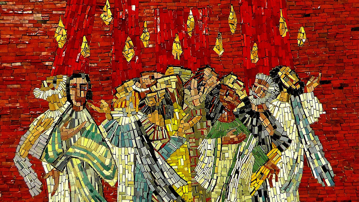 Un mosaico representa al Espíritu Santo descendiendo sobre los apóstoles de Cristo en forma de lenguas llameantes. Los/as obispos/as metodistas unidos/as han publicado un estudio bíblico de ocho semanas titulado "Pueblo de Pentecostés", cuyo objetivo es ayudar a todos/as los/as miembros de la iglesia a experimentar la renovación del Espíritu Santo. Imagen de Holger Schué, cortesía de Pixabay.