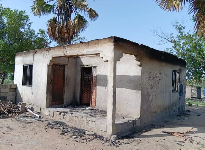 Une maison brûlée par des bergers peuls présumés est montrée dans une région rurale du Gouvernement Local de Karim Lamido, dans l'État de Taraba, au Nigeria. Le 4 juin, l'Evêque Ande I. Emmanuel et des Volontaires Méthodistes Unis ont visité certaines des Communautés les plus durement touchées par l'attaque. Mgr Emmanuel a indiqué que 62 maisons ont été détruites et que plus de 5 000 personnes ont été déplacées. Photo par le Révérend Filibus Bakari Auta, UM News.