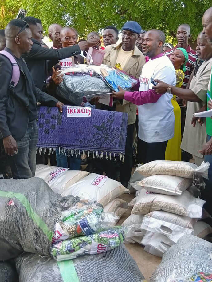 L'Evêque Ande I. Emmanuel, qui dirige l'Église Méthodiste Unie du Nigéria, aide à distribuer des couvertures et d'autres secours aux communautés de Karim Lamido, au Nigéria, le 4 juin, après une attaque meurtrière contre des agriculteurs à la fin du mois de mai. Photo par le Révérend Filibus Bakari Auta, UM News.