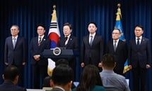 이재명 대통령이 4일 서울 용산 대통령실 청사에서 열린 새 정부 첫 인사 발표를 하고 있다. (왼쪽부터) 이종석 국가정보원장 후보자, 김민석 국무총리 후보자, 이 대통령, 강훈식 대통령비서실장, 위성락 안보실장, 황인권 대통령경호처장. 사진 출처, 대한민국 정책브리핑(www.korea.kr) 이재명 대통령이 4일 서울 용산 대통령실 청사에서 열린 새 정부 첫 인사 발표를 하고 있다. (왼쪽부터) 이종석 국가정보원장 후보자, 김민석 국무총리 후보자, 이 대통령, 강훈식 대통령비서실장, 위성락 안보실장, 황인권 대통령경호처장. 사진 출처, 대한민국 정책브리핑(www.korea.kr)