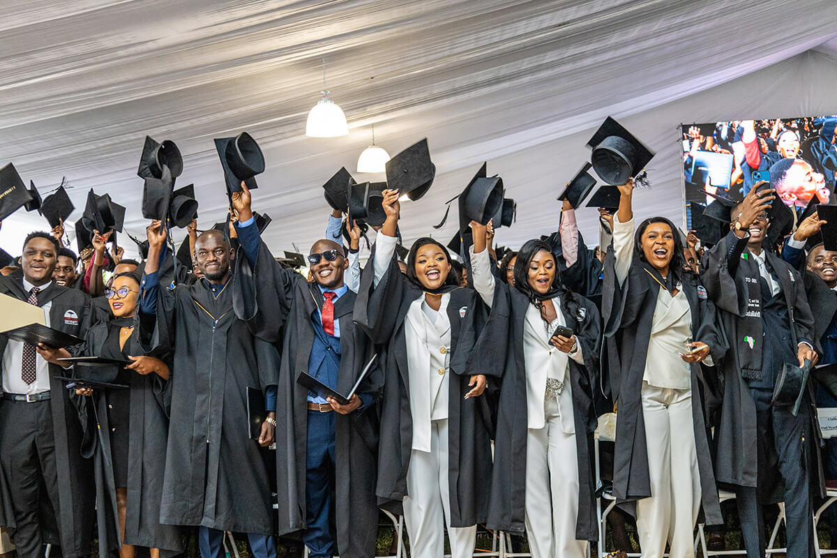 Des diplômés célèbrent la 31ème cérémonie de remise des diplômes de Africa University le 7 juin à l'institution Méthodiste Unie de Mutare, au Zimbabwe. Avec 622 diplômés de 20 pays africains rejoignant ses anciens étudiants à travers le continent, l'université reste fidèle à son mantra : "C'est ici que l'on fabrique les leaders". Photo reproduite avec l'aimable autorisation du Bureau des affaires publiques de Africa University.