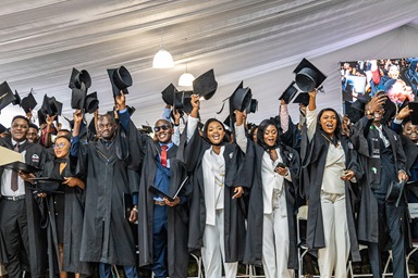 Des diplômés célèbrent la 31ème cérémonie de remise des diplômes de Africa University le 7 juin à l'institution Méthodiste Unie de Mutare, au Zimbabwe. Avec 622 diplômés de 20 pays africains rejoignant ses anciens étudiants à travers le continent, l'université reste fidèle à son mantra : "C'est ici que l'on fabrique les leaders". Photo reproduite avec l'aimable autorisation du Bureau des affaires publiques de Africa University. Des diplômés célèbrent la 31ème cérémonie de remise des diplômes de Africa University le 7 juin à l'institution Méthodiste Unie de Mutare, au Zimbabwe. Avec 622 diplômés de 20 pays africains rejoignant ses anciens étudiants à travers le continent, l'université reste fidèle à son mantra : "C'est ici que l'on fabrique les leaders". Photo reproduite avec l'aimable autorisation du Bureau des affaires publiques de Africa University.