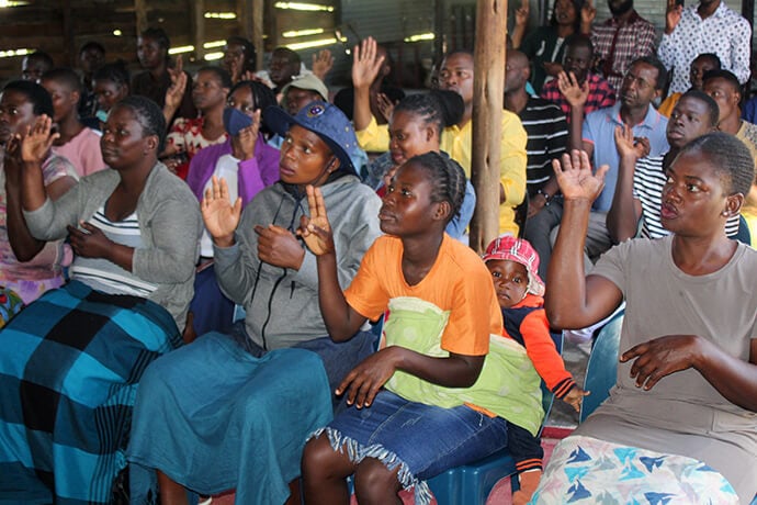 La classe du dimanche de l'Église Méthodiste Unie King Solomon pratique la langue des signes lors d'une session d'éducation chrétienne dirigée par le missionnaire Collins Kwasi Prempeh le mois dernier. Photo par Kudzai Chingwe, UM News.