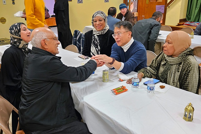 El Rev. Mark Salvacion (centro derecha), pastor de la Iglesia Metodista Unida de San Lucas en Bryn Mawr, Pensilvania, estrecha la mano de Ahmad Abdel-Hamid, presidente de la Sociedad Islámica As-Salaam, tras un banquete de confraternidad en la iglesia el 15 de marzo, durante el mes sagrado del Ramadán. Foto de John W. Coleman, Noticias MU.  El Rev. Mark Salvacion (centro derecha), pastor de la Iglesia Metodista Unida de San Lucas en Bryn Mawr, Pensilvania, estrecha la mano de Ahmad Abdel-Hamid, presidente de la Sociedad Islámica As-Salaam, tras un banquete de confraternidad en la iglesia el 15 de marzo, durante el mes sagrado del Ramadán. Foto de John W. Coleman, Noticias MU.
