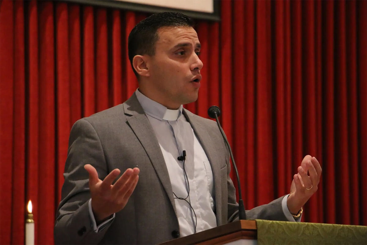 El Rev. Pérez dirigiendo su último servicio en la Iglesia Metodista Unida LaPorte (Distrito Firelands) en Elyria. Foto cortesía de la Conferencia Anual del este de Ohio.