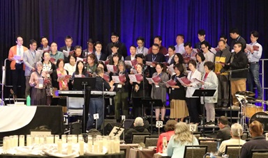 2025년 6월 11일, 북일리노이 연회 목회자 은퇴 예배에서 임대규 목사가 지휘하는 한인목회자 찬양팀이 찬양을 하고 있다. 사진, 김응선 목사, 연합감리교뉴스. 2025년 6월 11일, 북일리노이 연회 목회자 은퇴 예배에서 임대규 목사가 지휘하는 한인목회자 찬양팀이 찬양을 하고 있다. 사진, 김응선 목사, 연합감리교뉴스.