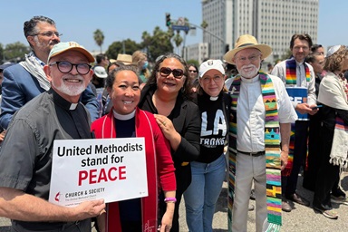 De izquierda a derecha: el Rev. Frank Wulf, Revda. Allison Mark, Monalisa Tui'tahi, Revda. Hannah Adair Bonner y Rev. David Farley posan para una foto durante una vigilia el 9 de junio frente al edificio federal de Los Ángeles, donde se reunieron para orar por los/as inmigrantes detenidos/as. La Obispa Dottie Escobedo-Frank, de la Conferencia Anual de California-Pacífico, también estuvo presente. Los ministerios metodistas unidos, incluyendo el Concilio de Obispos/as y la Junta General de Iglesia y Sociedad, se encuentran entre las 215 organizaciones no gubernamentales que recibieron una carta de un comité del Congreso que investiga sus ministerios con las comunidades inmigrantes. Mark es presidenta de Iglesia y Sociedad. Foto cortesía de la Conferencia Anual de California-Pacífico. De izquierda a derecha: el Rev. Frank Wulf, Revda. Allison Mark, Monalisa Tui'tahi, Revda. Hannah Adair Bonner y Rev. David Farley posan para una foto durante una vigilia el 9 de junio frente al edificio federal de Los Ángeles, donde se reunieron para orar por los/as inmigrantes detenidos/as. La Obispa Dottie Escobedo-Frank, de la Conferencia Anual de California-Pacífico, también estuvo presente. Los ministerios metodistas unidos, incluyendo el Concilio de Obispos/as y la Junta General de Iglesia y Sociedad, se encuentran entre las 215 organizaciones no gubernamentales que recibieron una carta de un comité del Congreso que investiga sus ministerios con las comunidades inmigrantes. Mark es presidenta de Iglesia y Sociedad. Foto cortesía de la Conferencia Anual de California-Pacífico.
