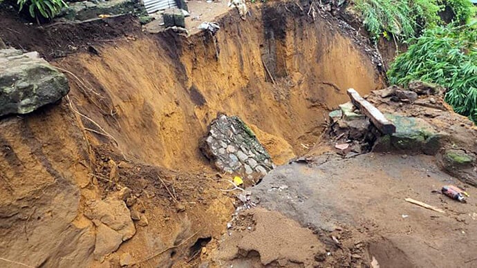 A deep crevice caused by torrential rains illustrates the violence of the erosion that engulfed several homes in the commune of Ngaliema, exacerbating the vulnerability of precarious neighborhoods to flooding in Kinshasa. The crevice was carved out by rainwater on the night of June 14, 2025. Photo by the Rev. Fiston Okito, UM News.