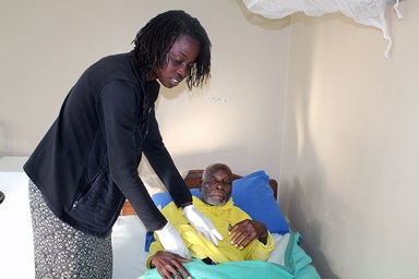 Dr Ursula Norah Nyamandi, médecin fonctionnaire à l'hôpital missionnaire Nyadire au Zimbabwe, surveille l'état de santé de John Gwata, 87 ans, qui souffre d'anémie. Grâce à des améliorations essentielles financées par le Conseil Méthodiste Unifié des ministères mondiaux, les hôpitaux missionnaires Old Mutare et Nyadire sont désormais mieux équipés pour fournir des soins de santé de haute qualité en milieu rural. Photo de Kudzai Chingwe, UM News. Dr Ursula Norah Nyamandi, médecin fonctionnaire à l'hôpital missionnaire Nyadire au Zimbabwe, surveille l'état de santé de John Gwata, 87 ans, qui souffre d'anémie. Grâce à des améliorations essentielles financées par le Conseil Méthodiste Unifié des ministères mondiaux, les hôpitaux missionnaires Old Mutare et Nyadire sont désormais mieux équipés pour fournir des soins de santé de haute qualité en milieu rural. Photo de Kudzai Chingwe, UM News.