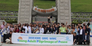 2025년 6월 24일, 6대륙 15개국에서 모인 세계감리교청년평화순례 참가자 45명이 광주 국립 5·18민주묘지를 찾아 참배했다. 사진, 김응선 목사, 연합감리교뉴스.  2025년 6월 24일, 6대륙 15개국에서 모인 세계감리교청년평화순례 참가자 45명이 광주 국립 5·18민주묘지를 찾아 참배했다. 사진, 김응선 목사, 연합감리교뉴스.