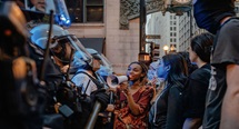 Manifestantes protestan por las redadas de ICE. Foto cortesía de Junta General de Iglesia y Sociedad (GBCS por sus siglas en inglés). Manifestantes protestan por las redadas de ICE. Foto cortesía de Junta General de Iglesia y Sociedad (GBCS por sus siglas en inglés).