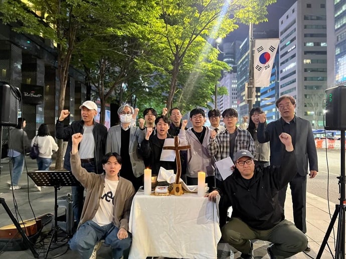 한국옵티칼하이테크 노동자들의 189번째 고함예배에 참석한 사람들 모습. 사진 출처, <고난함께>. 한국옵티칼하이테크 노동자들의 189번째 고함예배에 참석한 사람들 모습. 사진 출처, <고난함께>.