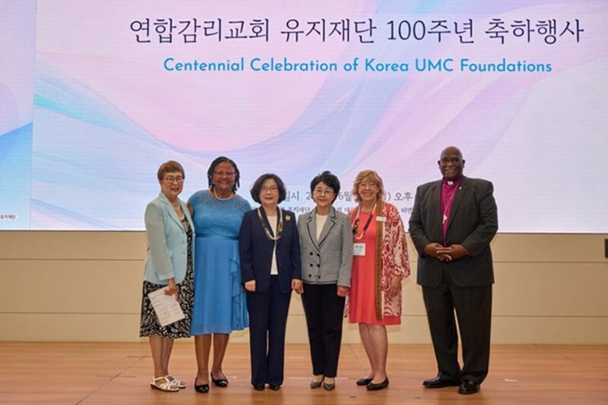 2025년 6월 30일, 이화여자대학교에서 열린 선교 100주년 기념식 후 주요 참석자들이 기념 촬영을 하고 있다. 왼쪽부터, 김혜선 목사(스크랜턴여성리더십센터 소장 겸 미감리교회 대한부인선교부 유지재단 이사), 연합감리교회 여선교회(United Women in Faith) 총무 겸 CEO인 샐리 보너(Sally Vonner), 이화여자대학교 이향숙 총장, 대한부인선교부유지재단 박정혜 이사장, 연합감리교회 여선교회 회장 자나 존스, 연합감리교 총감독회 총무 그레고리 V. 팔머 감독. 사진, 폴 공 목사, 연합감리교회 세계선교부 아시아·태평양 지역 대표.