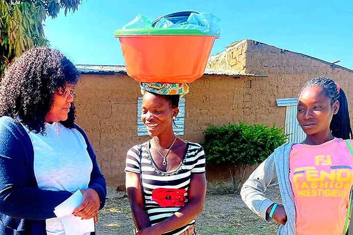 Irmã Nicol Mbala, em conversa com duas munícipes que exercem venda ambulante (Zungueiras), sobre a gravidez na adolescência. Foto de João Gonçalves Sofia Nhanga, Notícias MU.