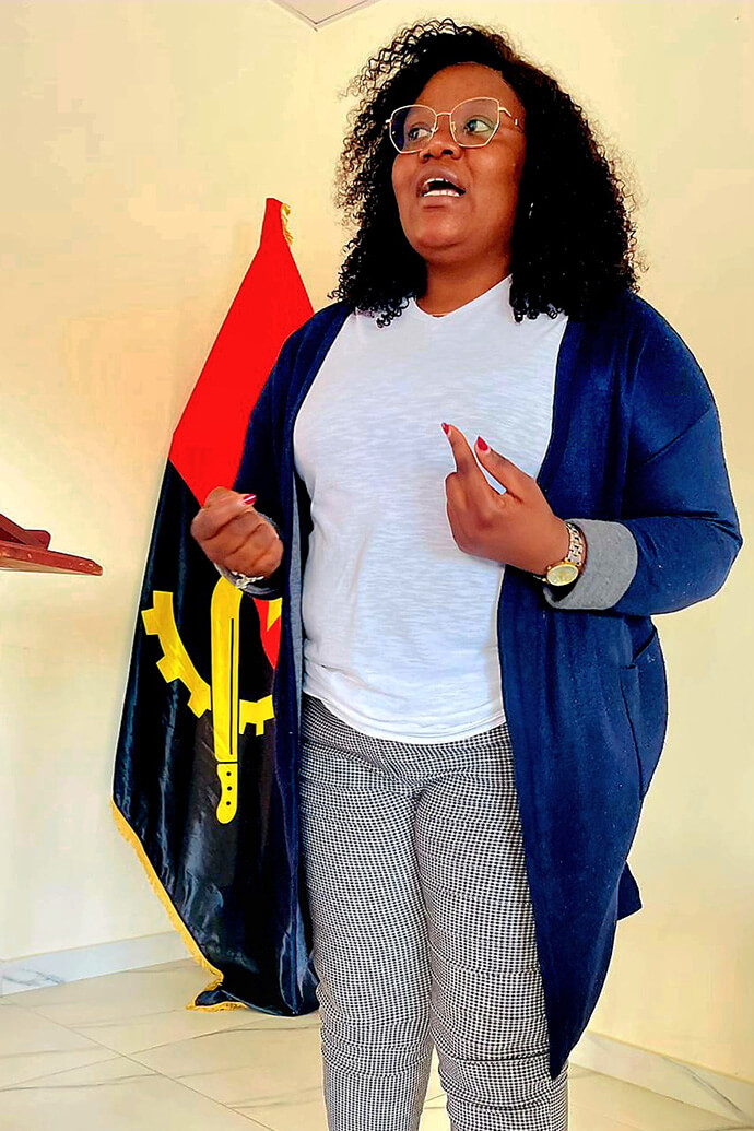Nicol Mbala, Médica de Família, palestrando para as adolescentes do município de Luquembo, falando sobre a gravidez na adolescência e suas consequeencias. Foto Por João Gonçalves Sofia Nhanga, Notícias MU.