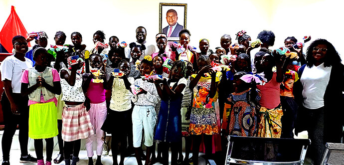 Doutoras Nicol Mbala e Sylvia Wesonga posam com os adolescentes após uma palestra sobre gravidez precoce. Foto Por João Gonçalves Sofia Nhanga, Notícias MU.