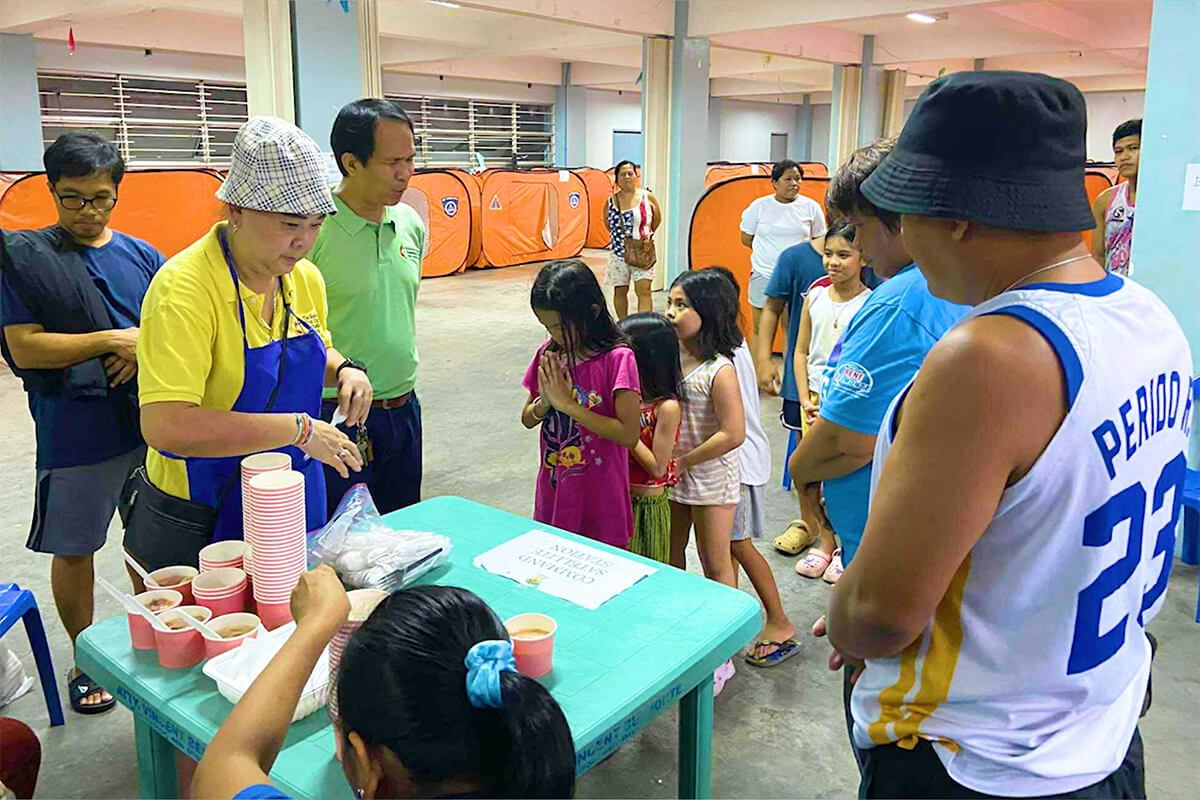 Volunteers of Kamuning First UMC prepare meals for evacuees at Bernardo Park evacuation center in Quezon City, Philippines. Photos from Kamuning First UMC Facebook Page.