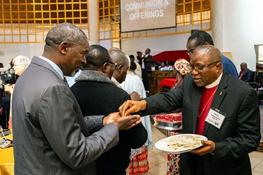 L'évêque du Libéria Samuel J. Quire Jr. (à droite) partage la communion avec le vice-chancelier de Africa University Peter M. Mageto (à gauche) pendant le culte lors de la formation quadripartite de la GCFA à Mutare, au Zimbabwe. L'agence financière de l'Eglise a réuni des responsables d'Eglise en Afrique pour discuter de la gestion des biens, des finances et des données. Avec l'aimable autorisation du Bureau des affaires publiques de Africa University. L'évêque du Libéria Samuel J. Quire Jr. (à droite) partage la communion avec le vice-chancelier de Africa University Peter M. Mageto (à gauche) pendant le culte lors de la formation quadripartite de la GCFA à Mutare, au Zimbabwe. L'agence financière de l'Eglise a réuni des responsables d'Eglise en Afrique pour discuter de la gestion des biens, des finances et des données. Avec l'aimable autorisation du Bureau des affaires publiques de Africa University.