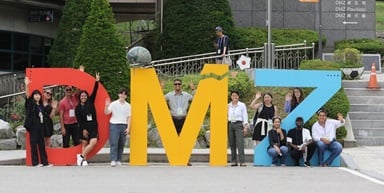 2025년 6월 24일, 세계감리교청년평화순례 참가자들이 파주 비무장지대방문 중 DMZ 표지 앞에 모였다. 사진, 김응선 목사, 연합감리교뉴스.  2025년 6월 24일, 세계감리교청년평화순례 참가자들이 파주 비무장지대방문 중 DMZ 표지 앞에 모였다. 사진, 김응선 목사, 연합감리교뉴스.