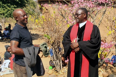 Danny Dube (à gauche), membre régulier de Morning Service à Nyanyadzi, Zimbabwe, s'entretient avec le révérend Godfrey Gaga, pasteur responsable du circuit de Nyanyadzi, après un enterrement. Le service religieux de 7 heures du matin a transformé Dube, qui était connu dans la communauté pour sa consommation d'alcool et ses troubles. "Le circuit rencontre les gens là où ils sont, offre un espace sûr pour la transformation et montre que l'église est un lieu de guérison plutôt que de jugement", déclare l'évêque Gift K. Machinga. Photo par Kudzai Chingwe, UM News.  Danny Dube (à gauche), membre régulier de Morning Service à Nyanyadzi, Zimbabwe, s'entretient avec le révérend Godfrey Gaga, pasteur responsable du circuit de Nyanyadzi, après un enterrement. Le service religieux de 7 heures du matin a transformé Dube, qui était connu dans la communauté pour sa consommation d'alcool et ses troubles. "Le circuit rencontre les gens là où ils sont, offre un espace sûr pour la transformation et montre que l'église est un lieu de guérison plutôt que de jugement", déclare l'évêque Gift K. Machinga. Photo par Kudzai Chingwe, UM News.