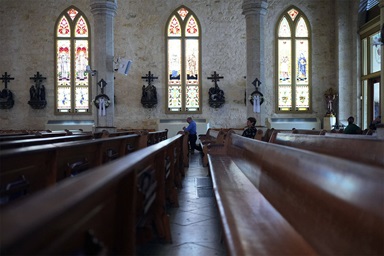 Paroquianos rezam e meditam na Catedral de San Fernando, em 8 de maio de 2025, em San Antonio. Foto Eric Gay, AP. Paroquianos rezam e meditam na Catedral de San Fernando, em 8 de maio de 2025, em San Antonio. Foto Eric Gay, AP.