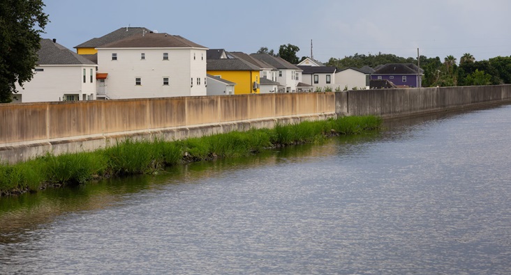 Houses back up to the flood wall along the 17th Street Canal in New Orleans. A section of the wall failed during Hurricane Katrina, flooding the Lakeview neighborhood, home to St. Luke’s United Methodist Church. Photo by Mike DuBose, UM News.