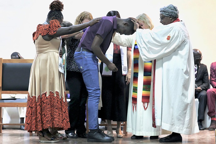 Steven Odhiambo, de la Conférence Kenya-Éthiopie, a été consacré missionnaire local par l'Evêque Méthodiste Unie à la retraite Joaquina F. Nhanala lors du service de consécration des diaconesses/missionnaires locaux de la région Afrique, le 9 juillet, au Lutheran Uhuru Hostel and Conference Centre à Moshi, en Tanzanie. Cette cérémonie marquait la première fois qu'une consécration de diaconesses/missionnaires locaux Méthodistes Unis avait lieu sur le sol africain. Photo gracieusement fournie par Laurel Akin. Steven Odhiambo, de la Conférence Kenya-Éthiopie, a été consacré missionnaire local par l'Evêque Méthodiste Unie à la retraite Joaquina F. Nhanala lors du service de consécration des diaconesses/missionnaires locaux de la région Afrique, le 9 juillet, au Lutheran Uhuru Hostel and Conference Centre à Moshi, en Tanzanie. Cette cérémonie marquait la première fois qu'une consécration de diaconesses/missionnaires locaux Méthodistes Unis avait lieu sur le sol africain. Photo gracieusement fournie par Laurel Akin.