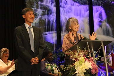 2025년 6월 11일 열린 북일리노이 연회 목회자 은퇴찬하예배에서 신경혜 목사가 은퇴사를 전하고 있다. 왼쪽은 남편 주원종 교수. 사진, 김응선(Thomas E. Kim) 목사, 연합감리교뉴스.    2025년 6월 11일 열린 북일리노이 연회 목회자 은퇴찬하예배에서 신경혜 목사가 은퇴사를 전하고 있다. 왼쪽은 남편 주원종 교수. 사진, 김응선(Thomas E. Kim) 목사, 연합감리교뉴스.