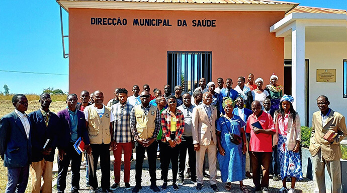 Metodistas unidos e funcionários do gabinete municipal de Saúde do Luquembo, pousam em foto de família após a visita guiada no interior do hospital. Foto de João Nhanga, notícias UM