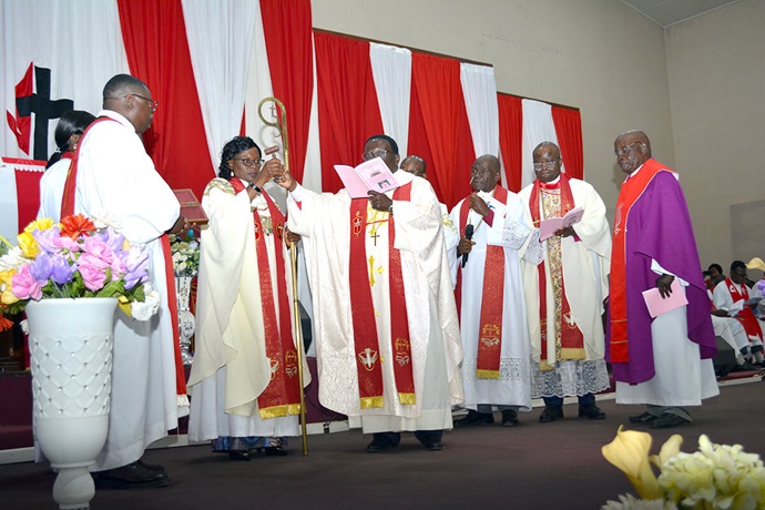 L'Évêque Mujinga Kashala (au centre) reçoit le marteau de l'évêque sortant Kasap Owan lors de la cérémonie d'installation de l'évêque Mujinga à la paroisse méthodiste unie Mémorial du Centenaire de Lubumbashi, en République démocratique du Congo. L’Évêque Mujinga Kashala Marie-Jeanne a été installée ce dimanche 17 août à Lubumbashi devient la première femme évêque élue en Afrique centrale et la deuxième sur le continent africain. Photo de Honoré Nkulu Dianda Photo UM News. L'Évêque Mujinga Kashala (au centre) reçoit le marteau de l'évêque sortant Kasap Owan lors de la cérémonie d'installation de l'évêque Mujinga à la paroisse méthodiste unie Mémorial du Centenaire de Lubumbashi, en République démocratique du Congo. L’Évêque Mujinga Kashala Marie-Jeanne a été installée ce dimanche 17 août à Lubumbashi devient la première femme évêque élue en Afrique centrale et la deuxième sur le continent africain. Photo de Honoré Nkulu Dianda Photo UM News.