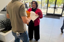 A Revda. Oona Casanova Vazquez, pastora principal da Igreja do Nazareno de South Bay, em Torrance, conversa com um homem que ela está prestes a acompanhar a uma audiência no Tribunal de Imigração de Santa Ana, em Santa Ana, Califórnia, na quinta-feira, 31 de julho de 2025. Foto Deepa Bharath , AP. A Revda. Oona Casanova Vazquez, pastora principal da Igreja do Nazareno de South Bay, em Torrance, conversa com um homem que ela está prestes a acompanhar a uma audiência no Tribunal de Imigração de Santa Ana, em Santa Ana, Califórnia, na quinta-feira, 31 de julho de 2025. Foto Deepa Bharath , AP.
