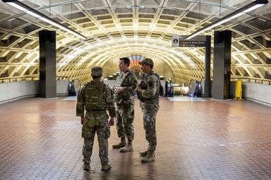Miembros de la Guardia Nacional del Distrito de Columbia patrullan dentro de la estación de metro Gallery Place-Chinatown, el 17 de agosto de 2025, en Washington. Foto cortesía de Julia Demaree Nikhinson, AP. Miembros de la Guardia Nacional del Distrito de Columbia patrullan dentro de la estación de metro Gallery Place-Chinatown, el 17 de agosto de 2025, en Washington. Foto cortesía de Julia Demaree Nikhinson, AP.