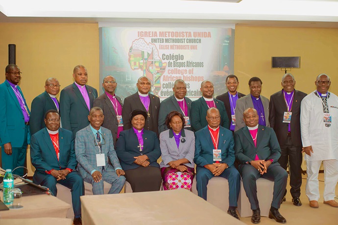 14 bispos ativos de África e três bispos aposentados posam para uma foto na reunião do Colégio Episcopal de África, realizada de 1 a 4 de setembro em Luanda, Angola. Durante o encontro, os bispos celebraram o crescimento da Igreja Metodista Unida no continente e reafirmaram o seu compromisso com a unidade da igreja. Foto de Geraldo Martins, Conferência Anual do Oeste Angola. 14 bispos ativos de África e três bispos aposentados posam para uma foto na reunião do Colégio Episcopal de África, realizada de 1 a 4 de setembro em Luanda, Angola. Durante o encontro, os bispos celebraram o crescimento da Igreja Metodista Unida no continente e reafirmaram o seu compromisso com a unidade da igreja. Foto de Geraldo Martins, Conferência Anual do Oeste Angola.