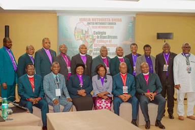 14 bispos ativos de África e três bispos aposentados posam para uma foto na reunião do Colégio Episcopal de África, realizada de 1 a 4 de setembro em Luanda, Angola. Durante o encontro, os bispos celebraram o crescimento da Igreja Metodista Unida no continente e reafirmaram o seu compromisso com a unidade da igreja. Foto de Geraldo Martins, Conferência Anual do Oeste Angola. 14 bispos ativos de África e três bispos aposentados posam para uma foto na reunião do Colégio Episcopal de África, realizada de 1 a 4 de setembro em Luanda, Angola. Durante o encontro, os bispos celebraram o crescimento da Igreja Metodista Unida no continente e reafirmaram o seu compromisso com a unidade da igreja. Foto de Geraldo Martins, Conferência Anual do Oeste Angola.