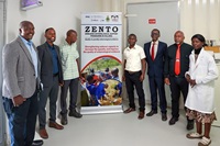 Funcionários do Programa de Apoio Entomológico ao Combate à Malária do Zimbabwe no interior do insetário da Universidade de África em Mutare, Zimbabwe, durante a reinauguração do seu laboratório de investigação a 27 de Agosto. O programa foi encerrado no início deste ano após a suspensão do financiamento da USAID. Da esquerda para a direita: Sungano Mharakurwa, Vuyisile Mthokozisi Mathe, Joseph Makanda, Fanuel Toto, Hieronymo Masendu, Petros Kawadza e Violla Chimwayi. Foto de Ben Smith, UM News. Funcionários do Programa de Apoio Entomológico ao Combate à Malária do Zimbabwe no interior do insetário da Universidade de África em Mutare, Zimbabwe, durante a reinauguração do seu laboratório de investigação a 27 de Agosto. O programa foi encerrado no início deste ano após a suspensão do financiamento da USAID. Da esquerda para a direita: Sungano Mharakurwa, Vuyisile Mthokozisi Mathe, Joseph Makanda, Fanuel Toto, Hieronymo Masendu, Petros Kawadza e Violla Chimwayi. Foto de Ben Smith, UM News.